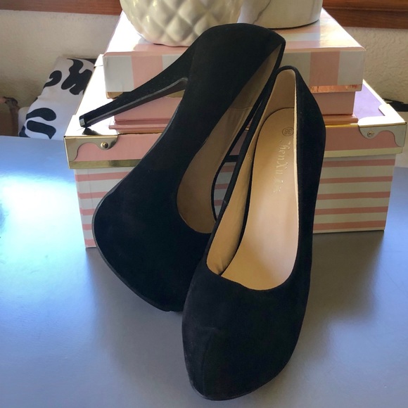 Shoes - NEW All Black Heels